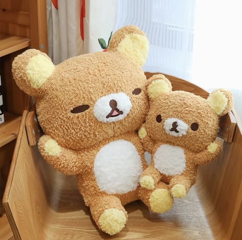 Dois ursos de pelúcia Rilakkuma marrons macios, um grande e um pequeno, em cadeira de madeira