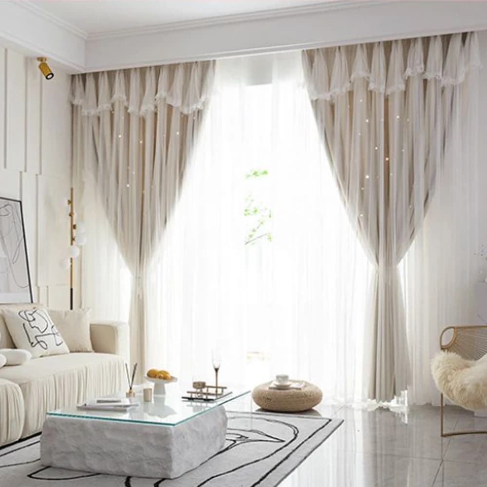 Cortina blackout bege com tule branco e renda decorativa com recortes de estrelas para sala