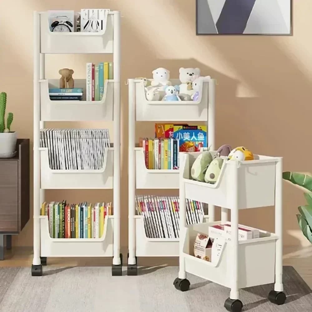 Estante de livros infantil branca Jácotei Linha Kids com rodas, grande capacidade, organizada com livros e brinquedos