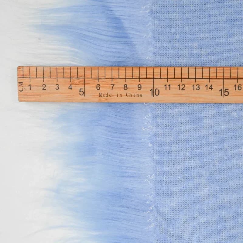 Detalhe de régua sobre tecido de pele sintética macia pelo longo azul claro para artesanato