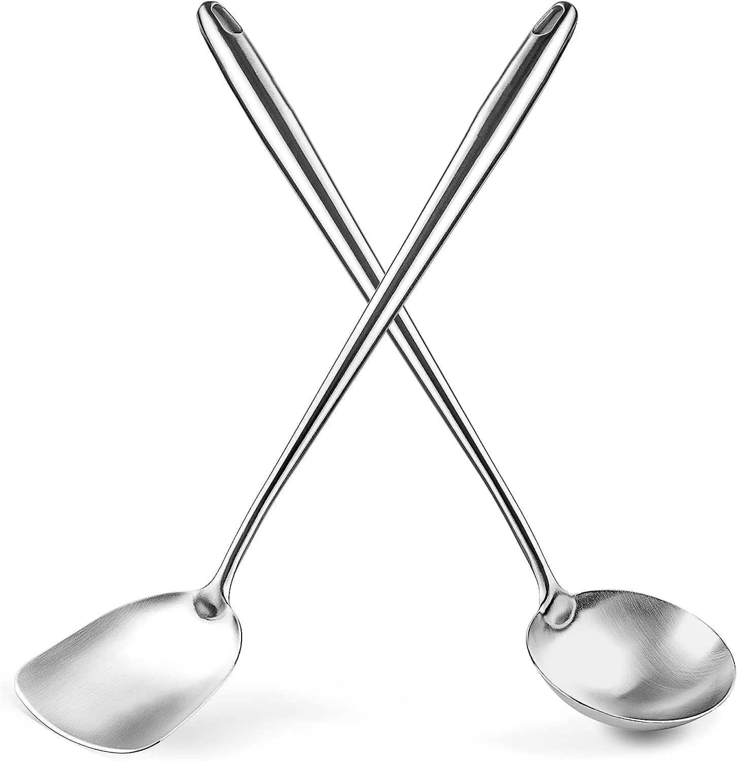 Espátula e concha de wok em aço inoxidável cruzadas sobre fundo branco