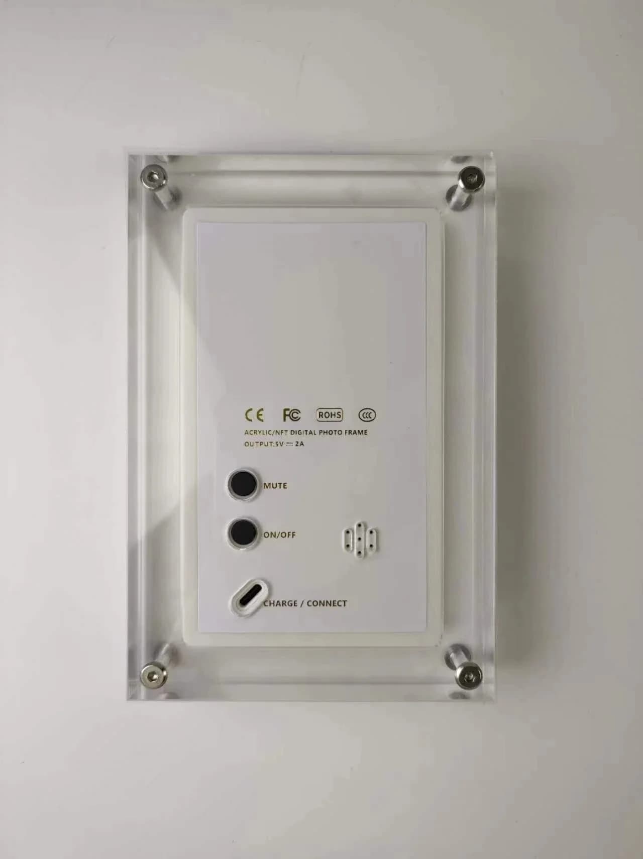 Parte traseira do porta-retratos digital acrílico com botões de controle e entrada para carregamento bivolt
