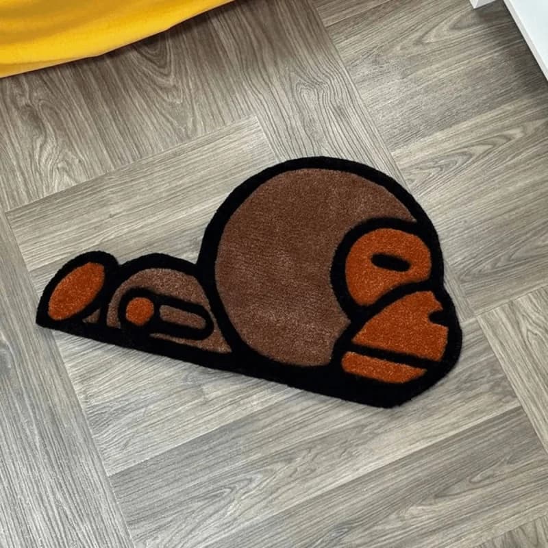 Tapete infantil VIKAMA macaco fofo marrom antiderrapante sobre piso de madeira clara