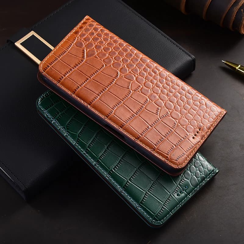 Capa para celular Xiaomi Poco linha C em couro genuíno marrom com textura croco elegante