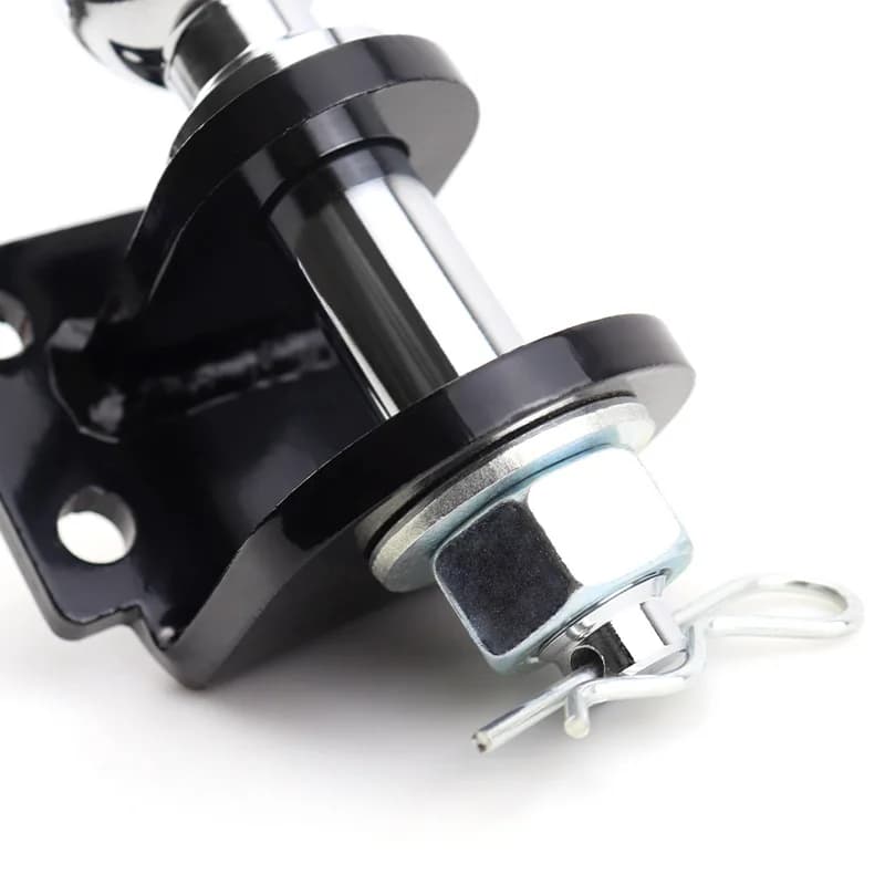 Detalhe do gancho de engate de reboque universal preto com trava e porca cromada para trator e trailer