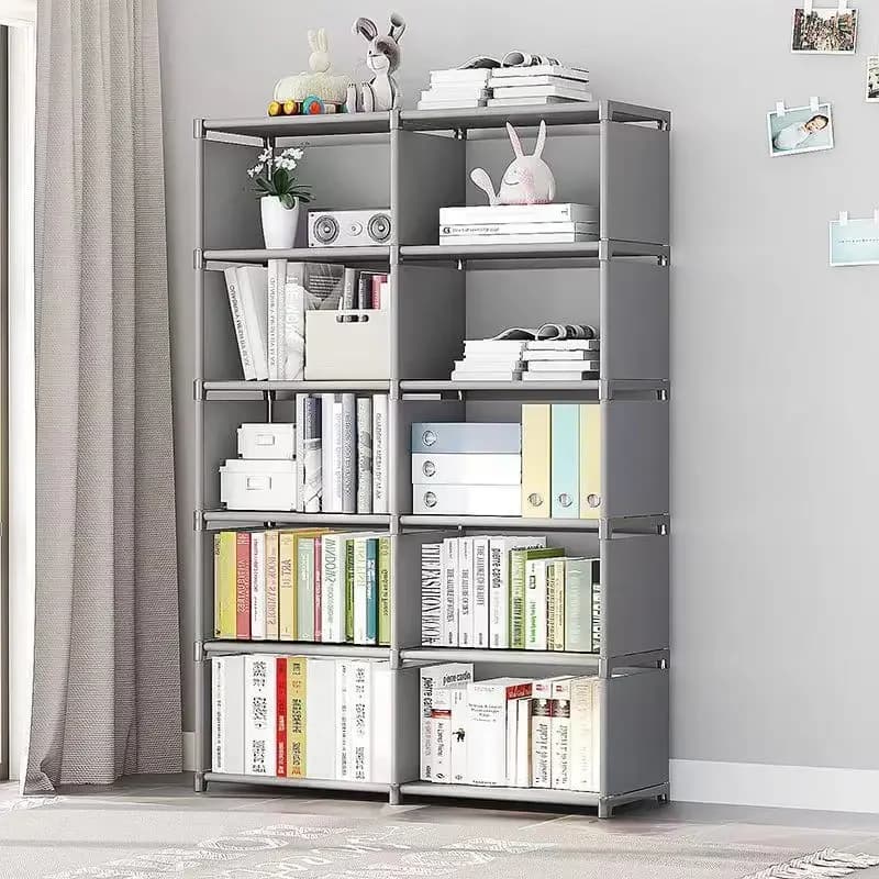 Estante modular cinza com livros e brinquedos