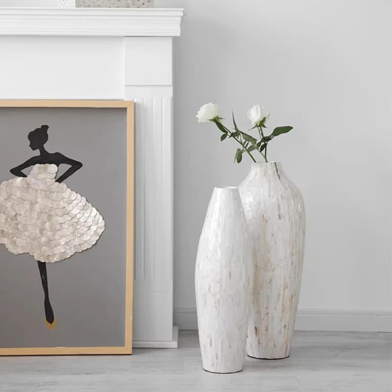 Vasos decorativos nórdicos minimalistas com flores brancas