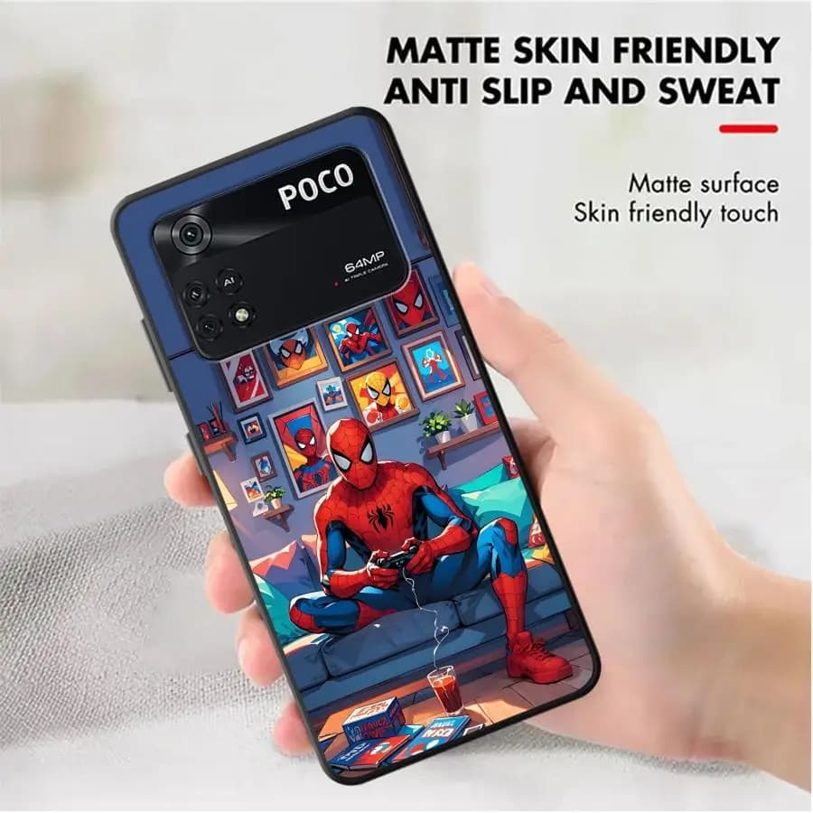 Capa para celular Xiaomi Poco com design matte do Homem-Aranha jogando videogame em sala