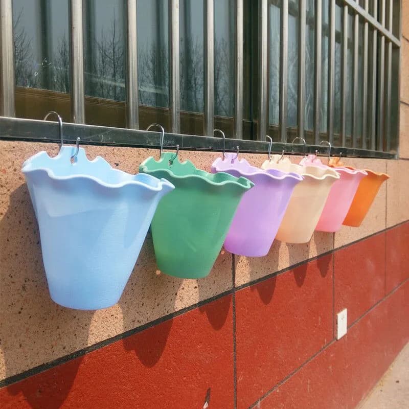 Conjunto de vasos de flores para parede em plástico colorido com borda ondulada, uso doméstico