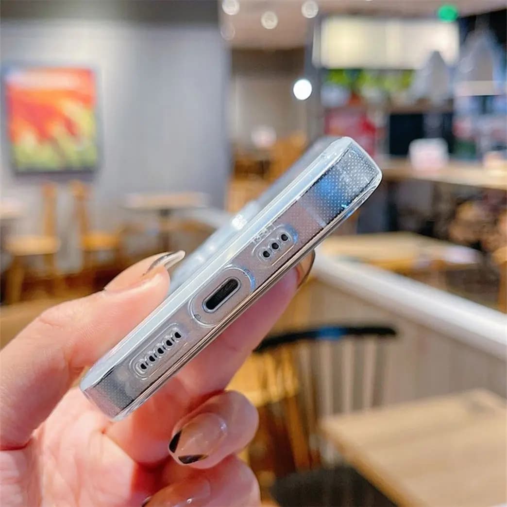 Detalhe lateral da capa transparente para Xiaomi Redmi Note com proteção e acabamento fino