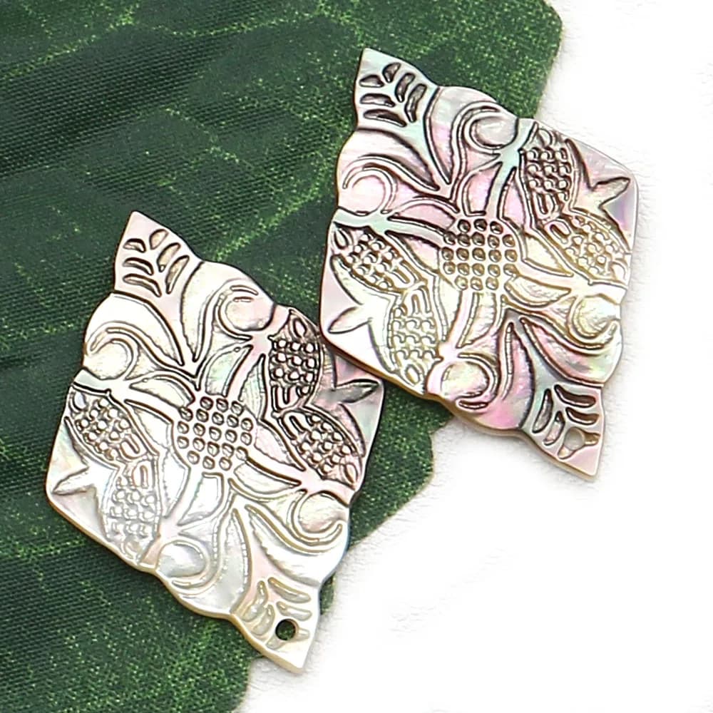 Pingente para joias em madre-pérola preto natural com formato quadrado e detalhes florais esculpidos