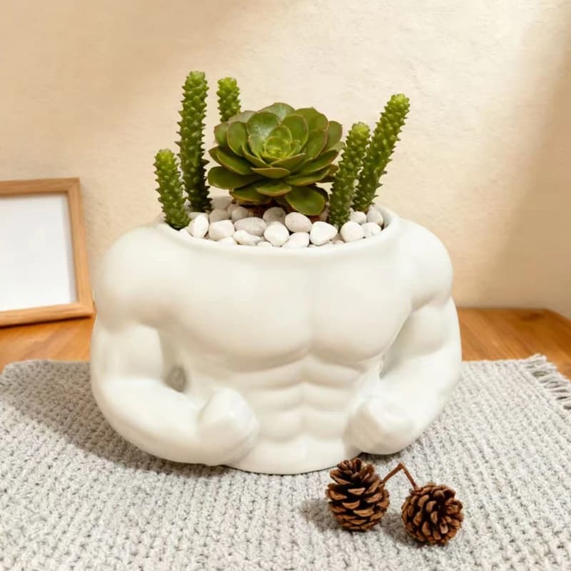 Vaso decorativo branco em formato de escultura de homem musculoso com plantas suculentas verdes