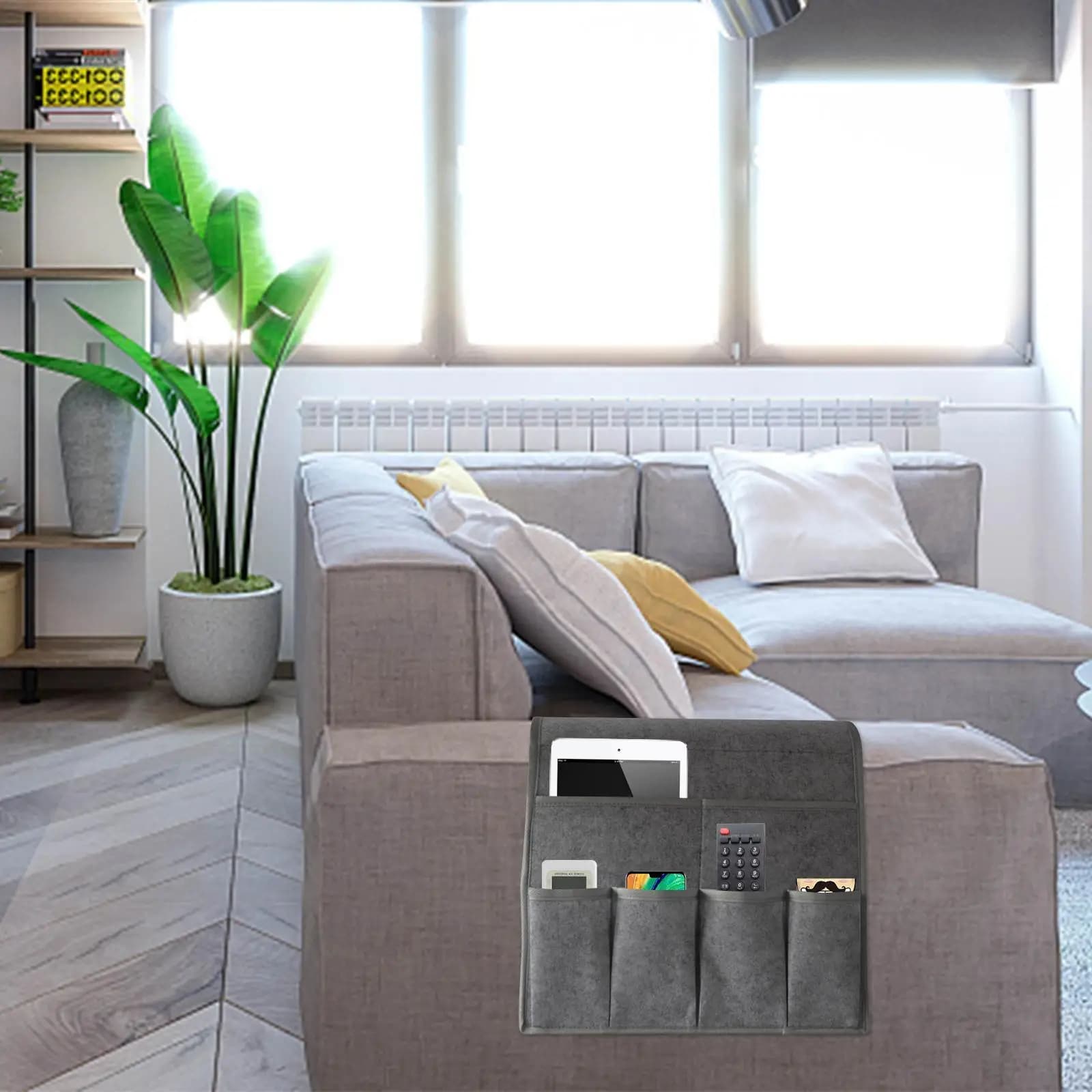 Organizador antiderrapante cinza com 7 bolsos pendurado em sofá cinza, ideal para controle remoto e tablet