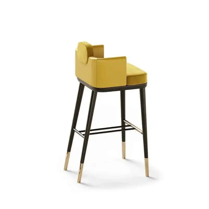 Cadeira de bar TLDM Furniture FG16 amarela estofada com estrutura metálica preta e detalhes dourados
