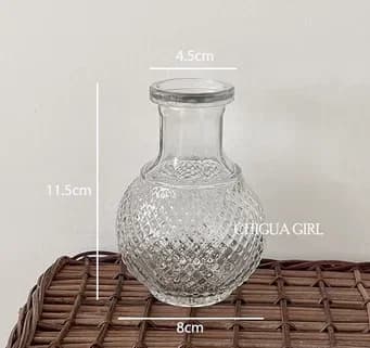 Pequeno vaso de vidro transparente decorativo com textura e medidas detalhadas