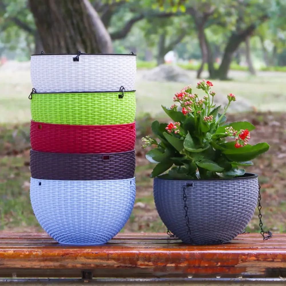Conjunto de vasos suspensos trançados em plástico nas cores branco, verde, vermelho, marrom e cinza