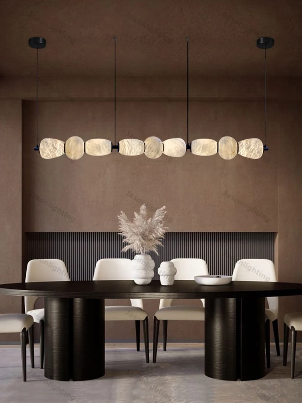 Lustre linear preto com design de pedras de mármore iluminadas para sala de jantar contemporânea