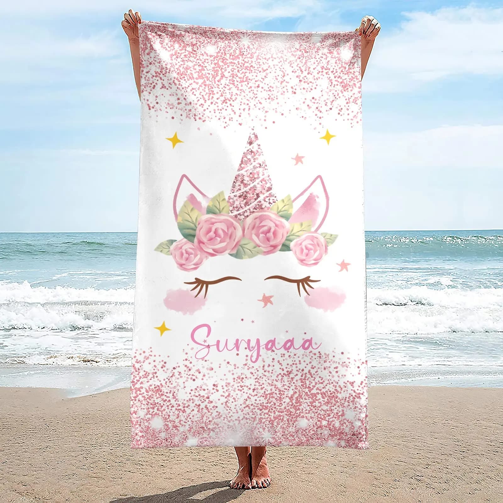 Toalha de banho branca personalizada com unicórnio floral rosa e nome Sunyaaa em microfibra para adulto