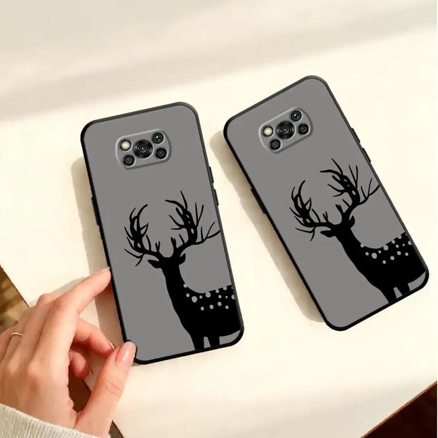 Duas capas cinza para Xiaomi Poco X8 Pro Max com estampa de cervo preto e detalhes em preto