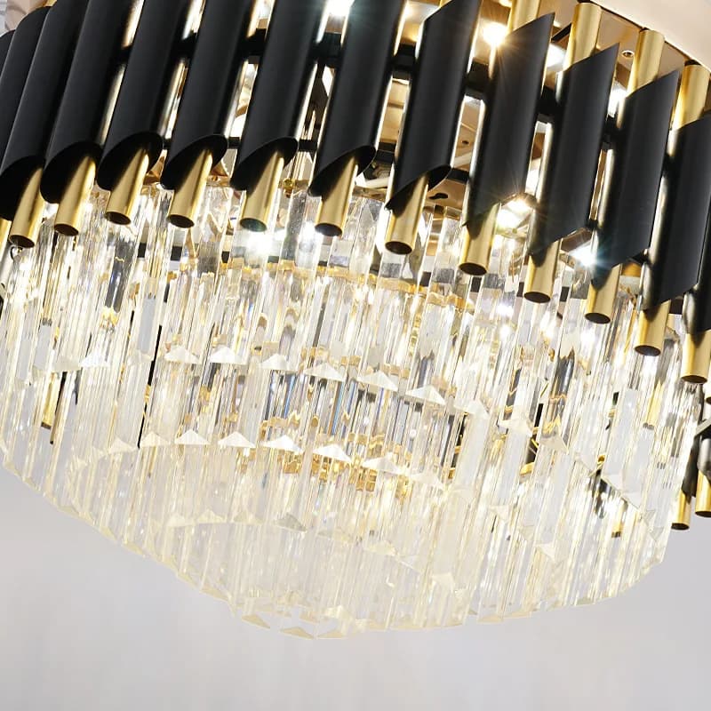 Detalhe do ventilador de teto luxo com cristais e acabamento preto e dourado, luz LED brilhante
