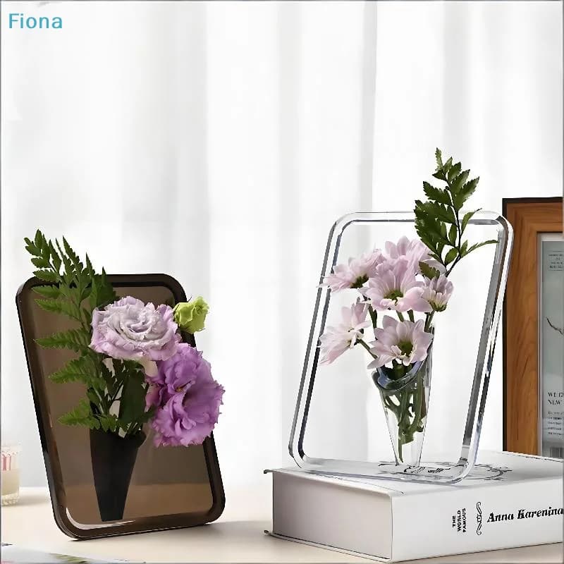 Vaso de acrílico transparente com flores rosa e folhas verdes