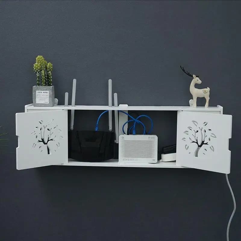 Rack branco para roteador óptico com portas decoradas em formato de árvore, instalado em parede escura
