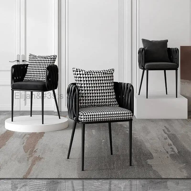 Cadeiras de jantar modernas pretas com almofadas xadrez em ambiente minimalista