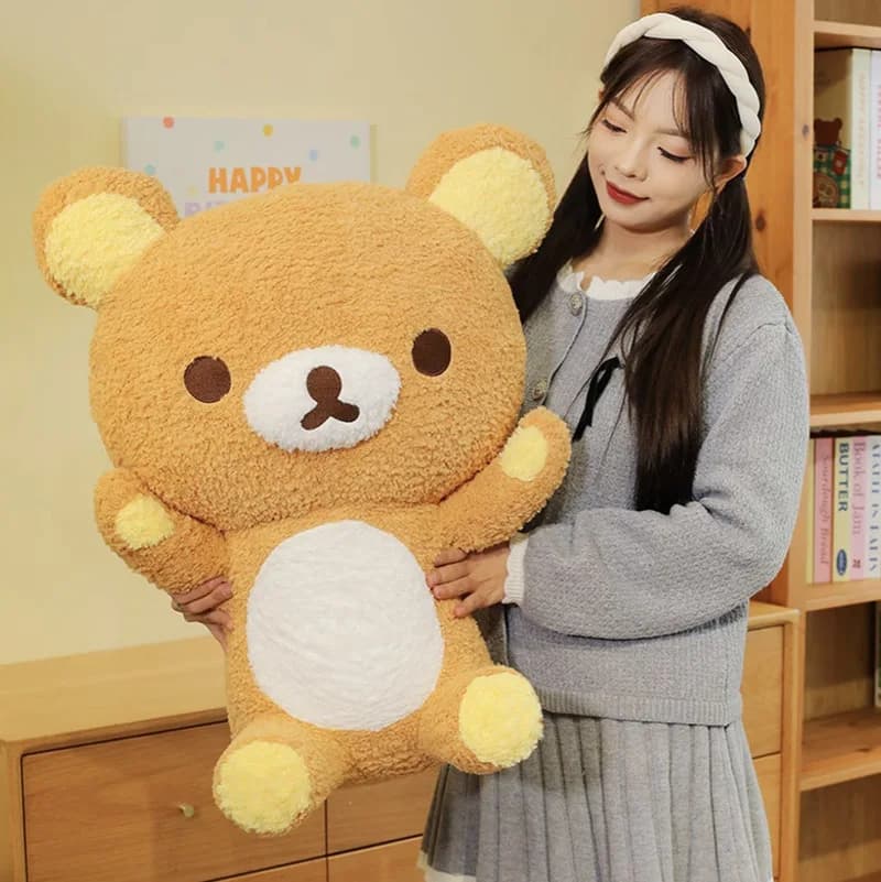 Coleção de ursos Rilakkuma de pelúcia em uma prateleira com fundo branco e moldura preta