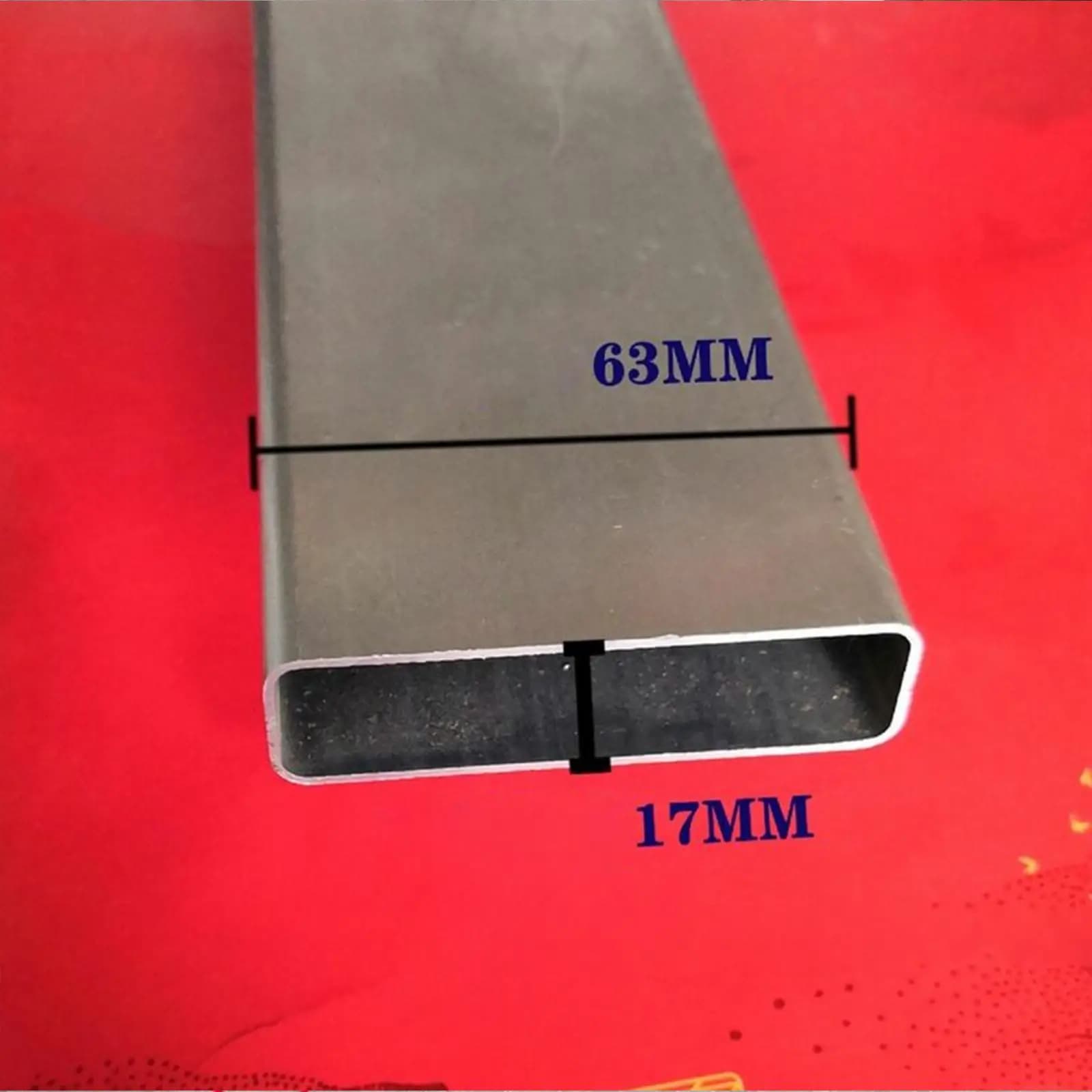 Perfil retangular de barra de equilíbrio para escada com largura 63mm e altura 17mm em alumínio prata