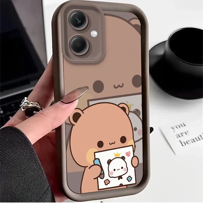 Capa marrom para Xiaomi Redmi Note 14 com desenho de urso segurando papel com panda desenhado