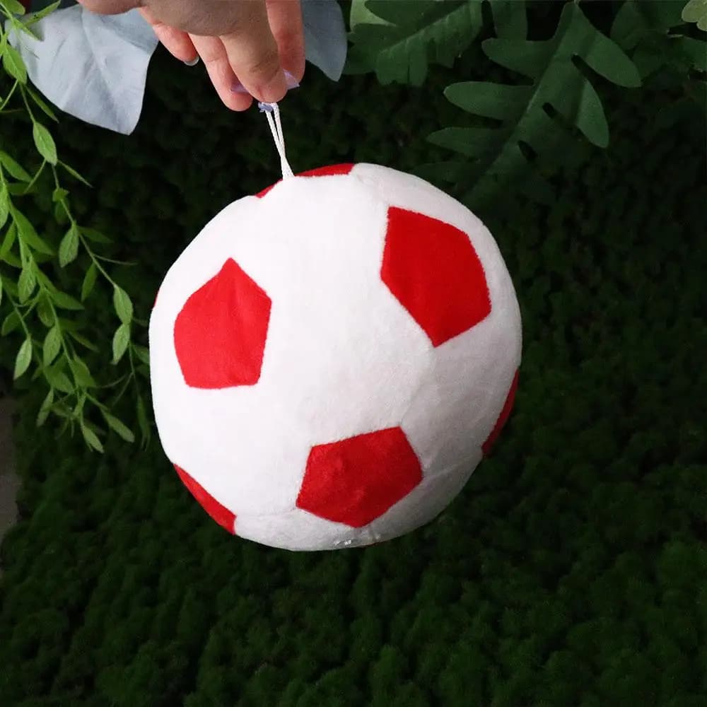 Almofada decorativa bola de futebol infantil vermelha e branca com cordão para pendurar