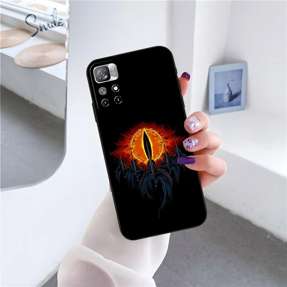 Capa preta para Xiaomi Poco com design do Olho de Sauron em vermelho e laranja, tema Senhor dos Anéis