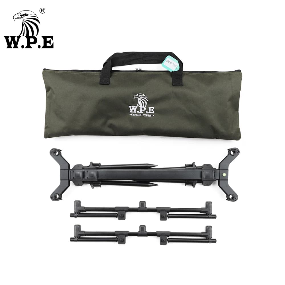 Suporte para vara de pesca W.P.E preto desmontado com bolsa de transporte verde com logo visível