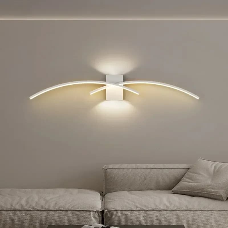 Luminária de parede LED branca com design curvo minimalista para sala com sofá cinza claro