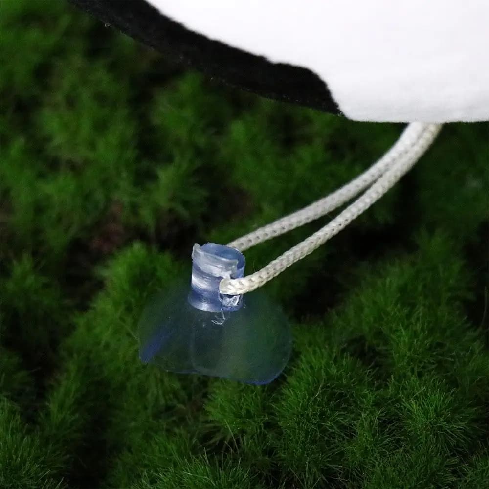 Detalhe do cordão com ventosa para pendurar almofada de pelúcia bola de futebol infantil