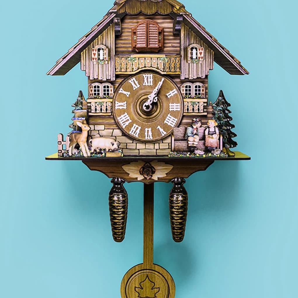 Relógio de parede cuco vintage em madeira marrom com figuras de animais e casal decorativo