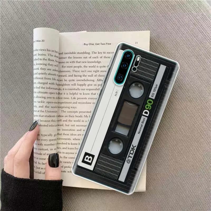 Capa para Xiaomi Poco X4 estilo fita cassete preta e branca com logo TDK e detalhes verdes