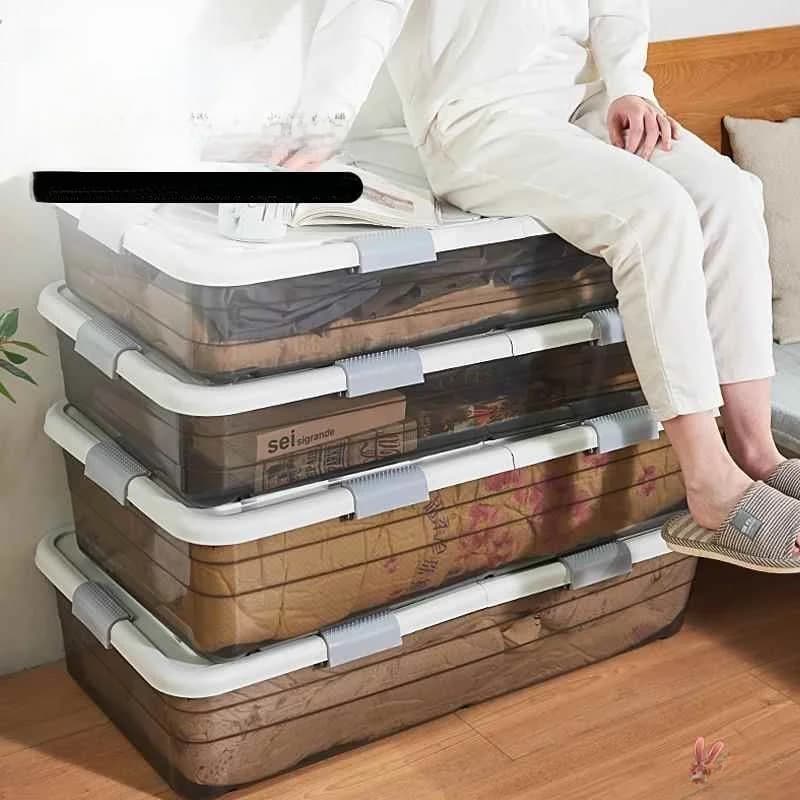 Caixas organizadoras ultrafinas para armazenamento sob a cama, transparentes, com divisórias e tampas, indicando capacidades de armazenamento.