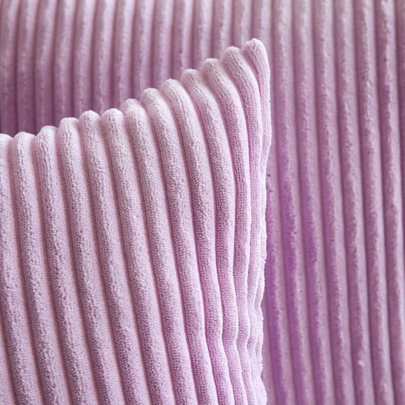 Detalhe em close de capa de almofada rosa de veludo plush macio com textura canelada