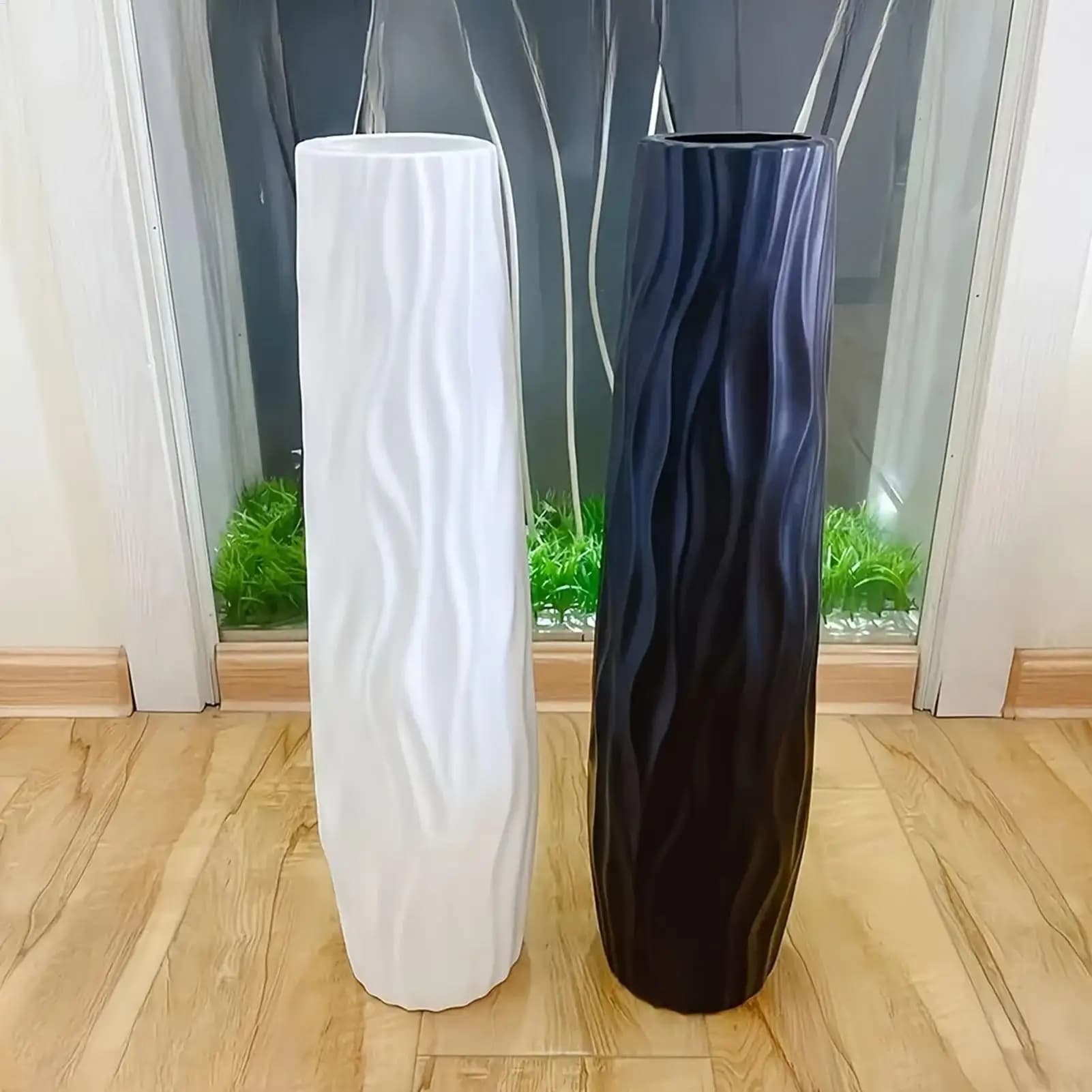 Vasos de chão grande branco e preto com textura ondas para plantas e hidroponia lado a lado