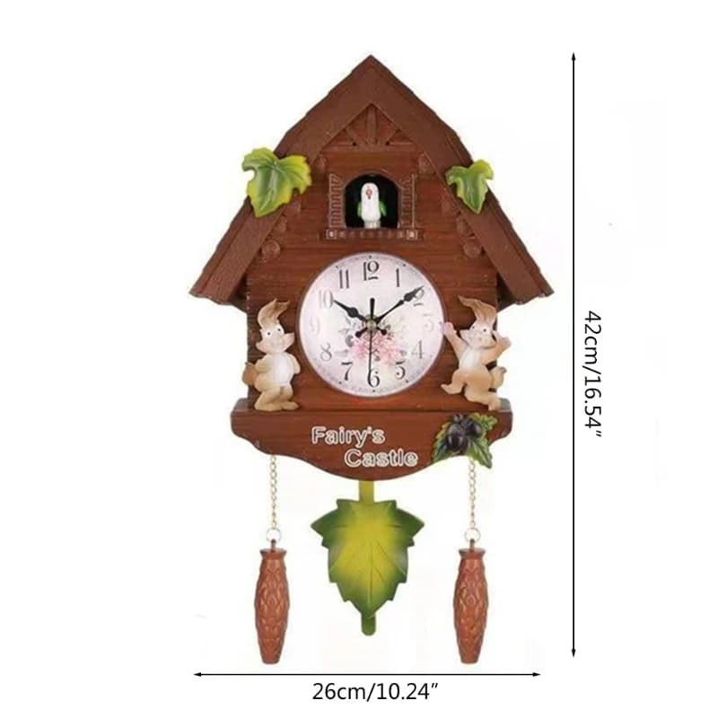 Relógio de parede cuco marrom em resina com coelhos decorativos, pássaro, pêndulo verde e medidas 42x26 cm