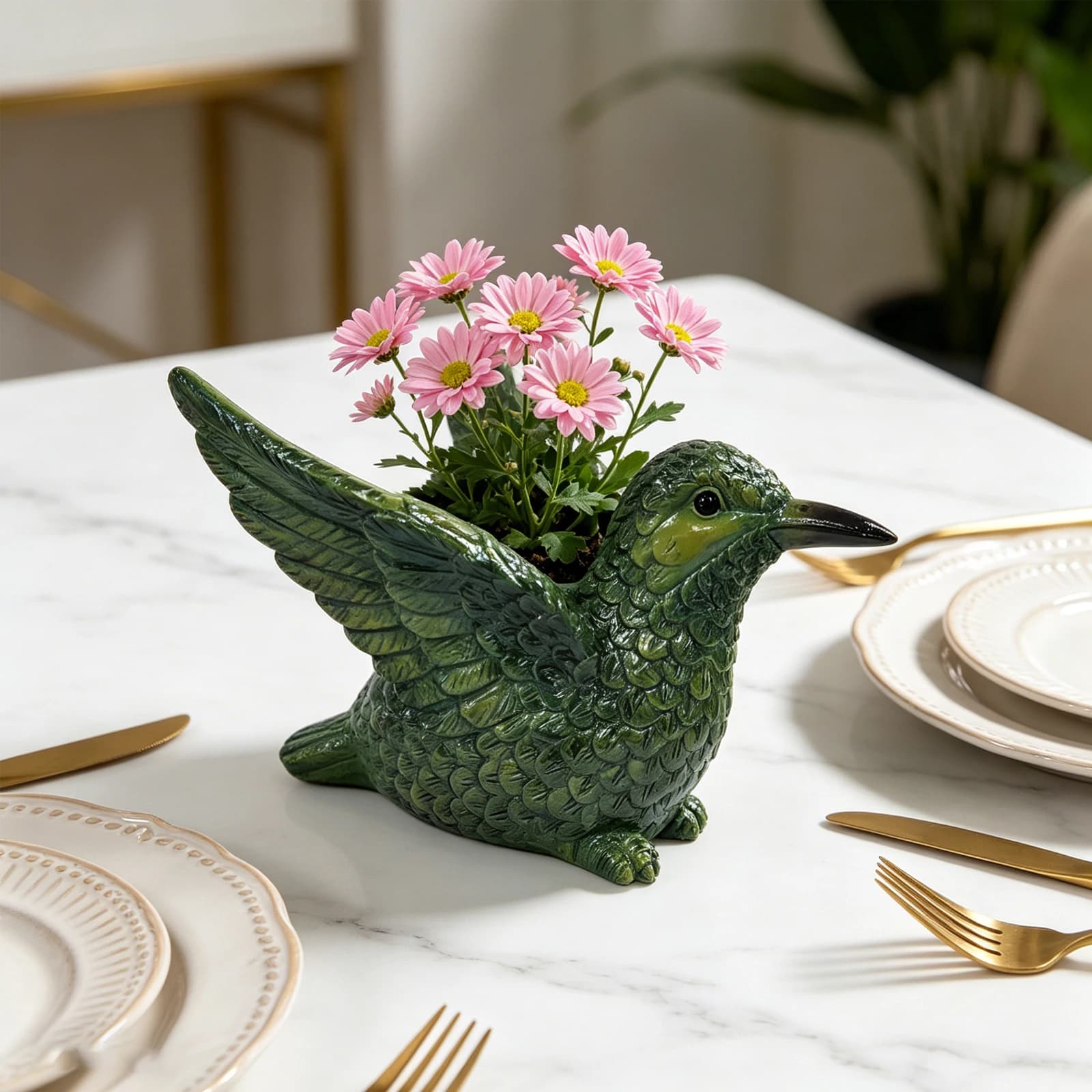 Vaso decorativo Green Sparrow verde com flores rosas em mesa branca com talheres dourados