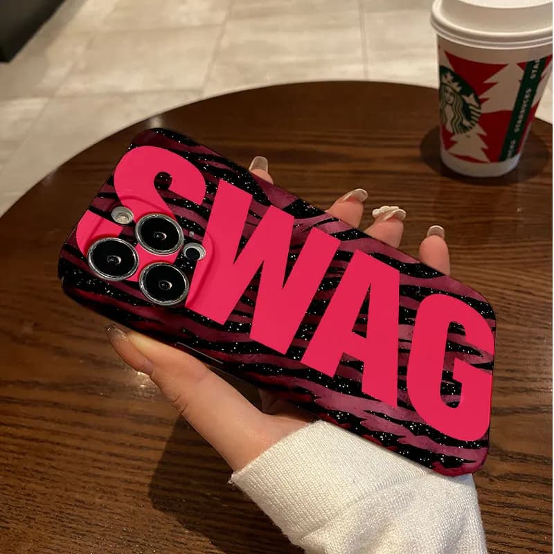 Capa de telefone Y2K para Xiaomi com design de zebra e texto SWAG
