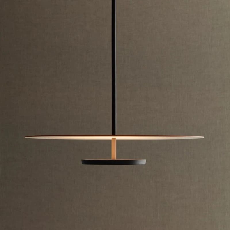 Luminária pendente Nordic minimalista disco LED bege com base preta em fundo cinza texturizado