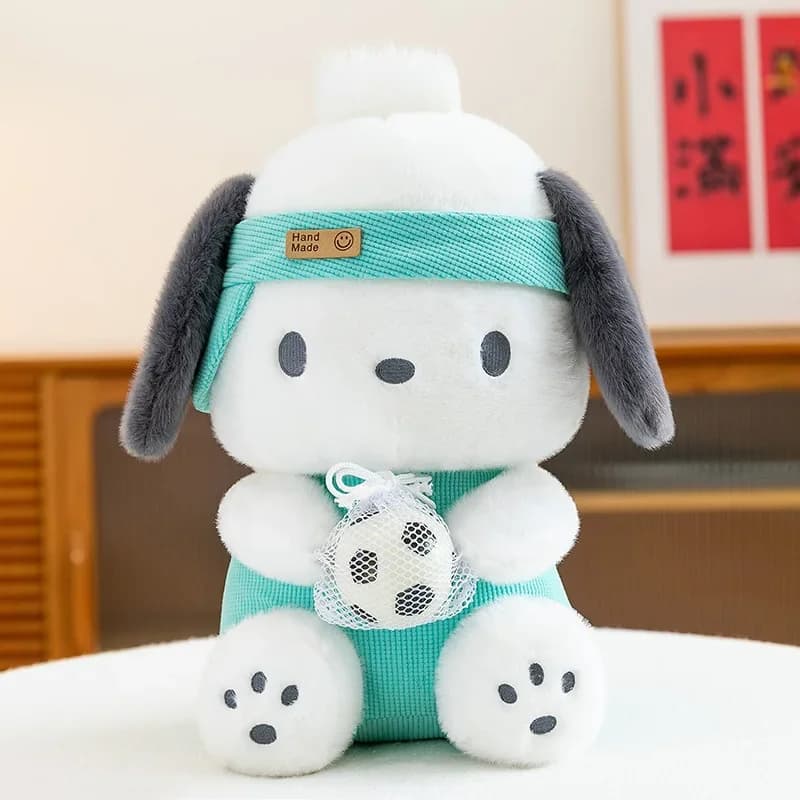 Boneco de pelúcia Pochacco branco com orelhas cinza, roupa verde e faixa na cabeça, segurando bola de futebol