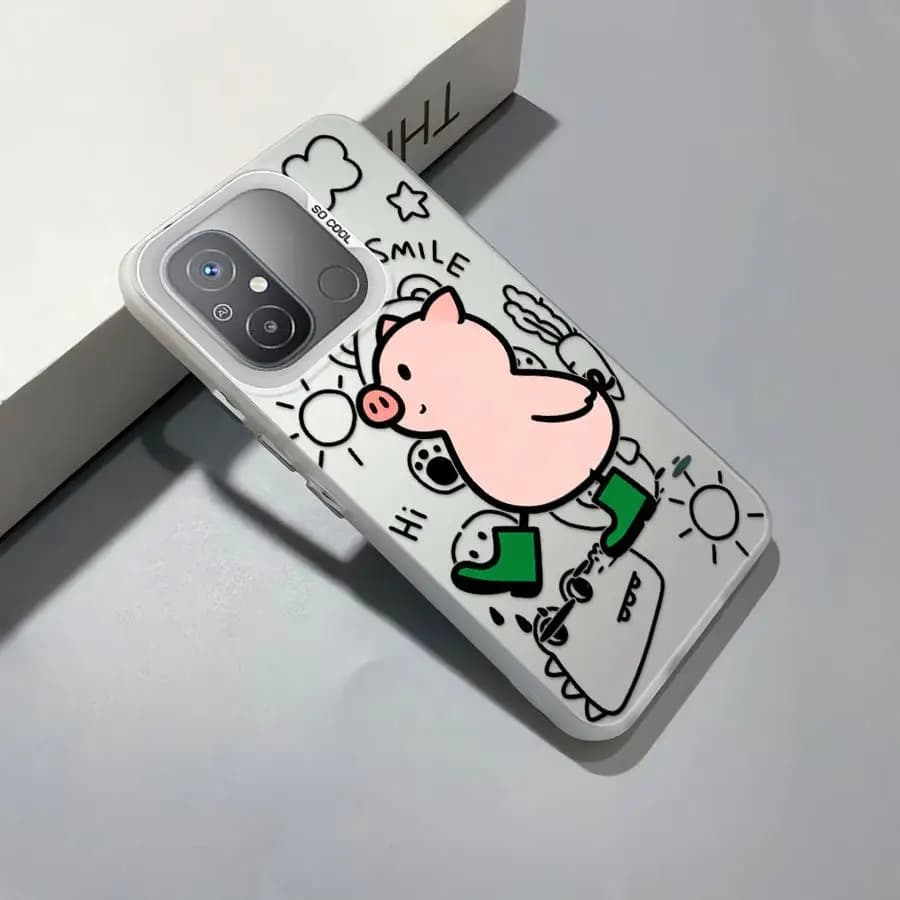 Capa Xiaomi Redmi Note cinza com desenho de porquinho fofo e botas verdes antirrisco
