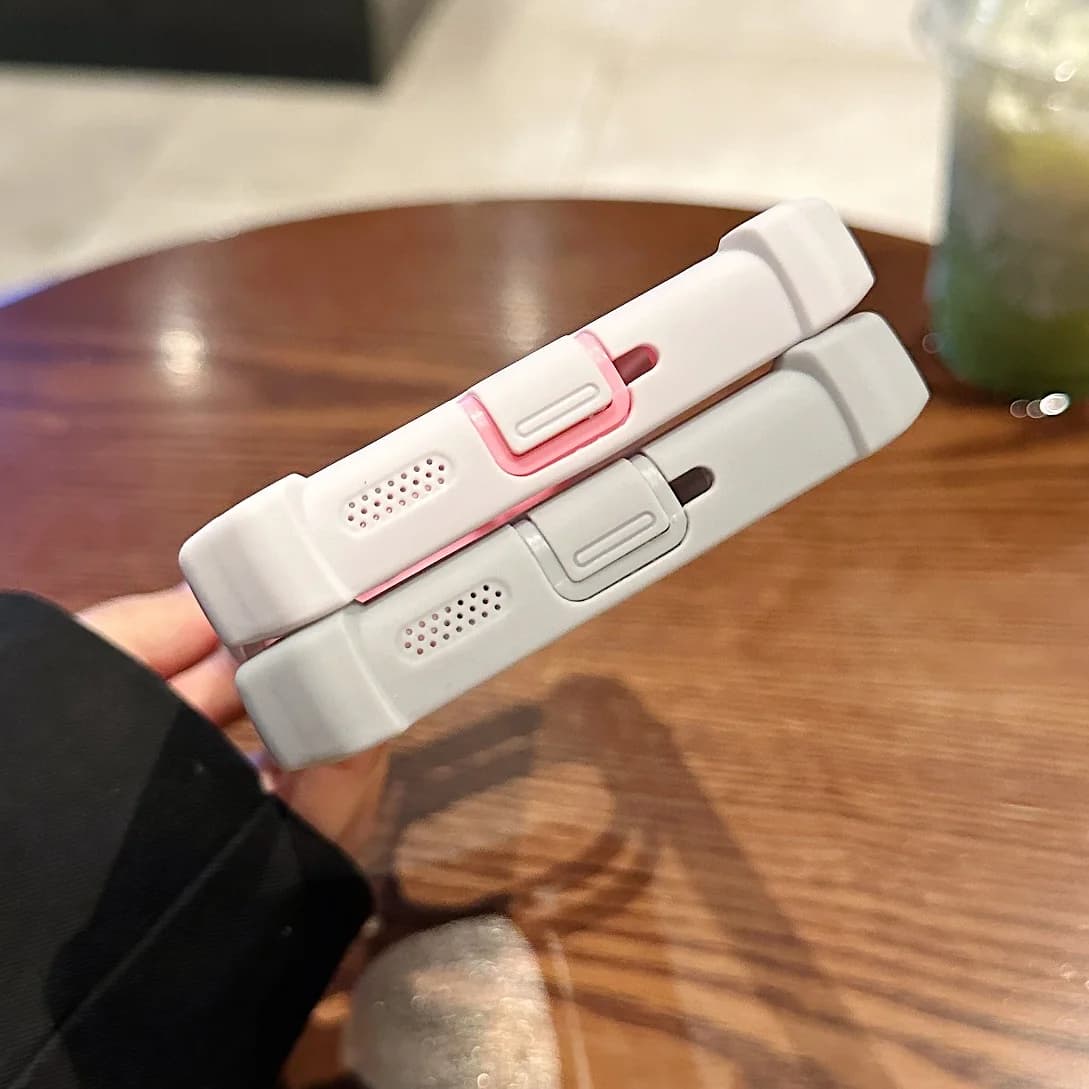 Detalhe lateral de capas branca e cinza para Xiaomi Redmi Note 14 com botões protegidos