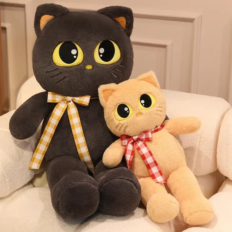 Almofadas de pelúcia gato kawaii macias 60cm cinza e bege com laços xadrez em sofá branco