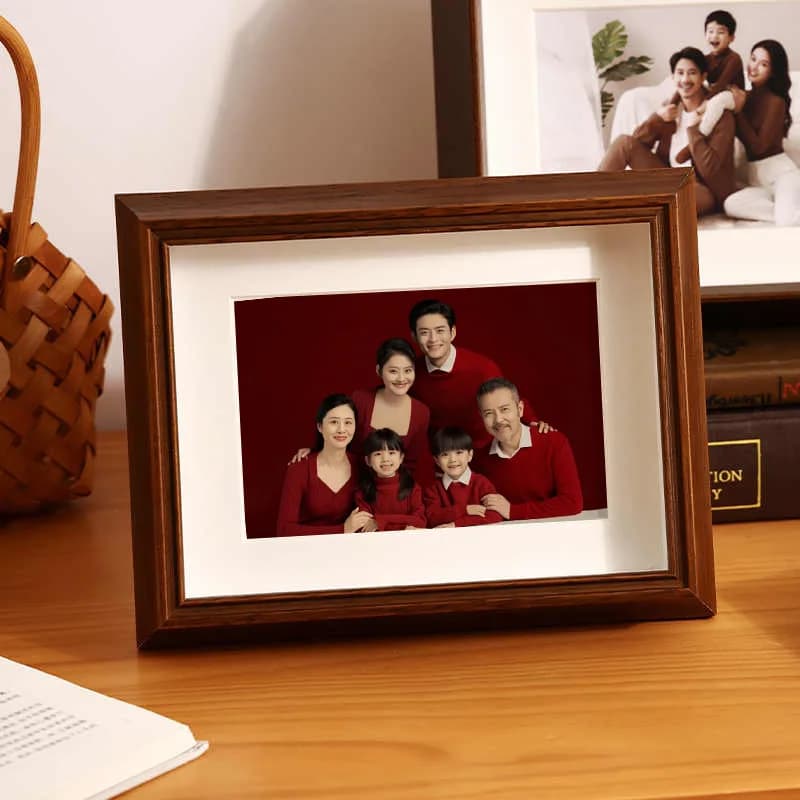 Quadro de luxo com design minimalista e moldura marrom com família vestida de vermelho