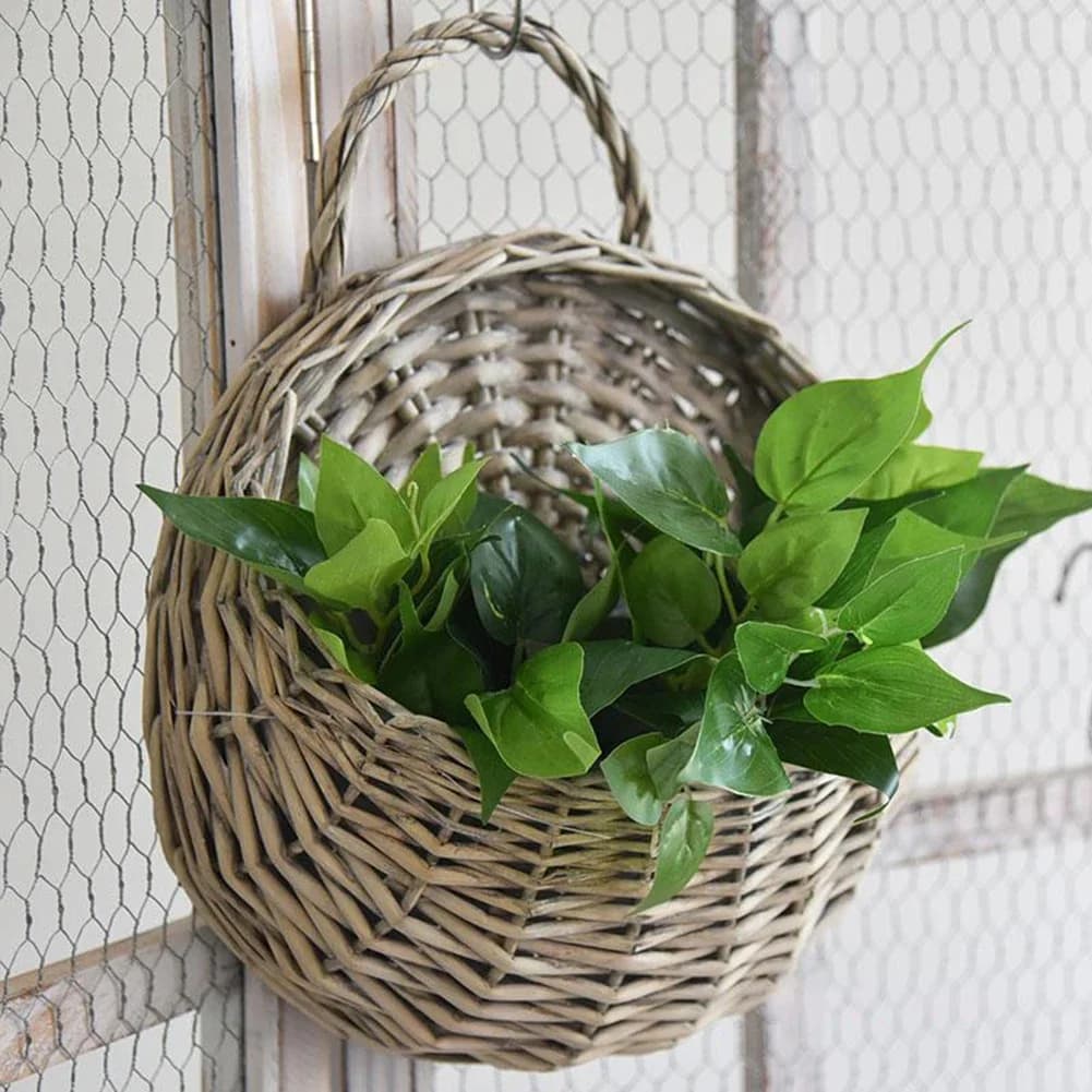 Cesta de vime artesanal bege com folhagem verde para parede, plantador suspenso decorativo